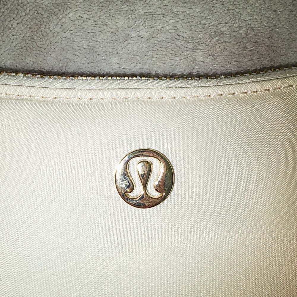 Lululemon City Essentials Mini Shoulder Bag 1L - Picture 2 of 10